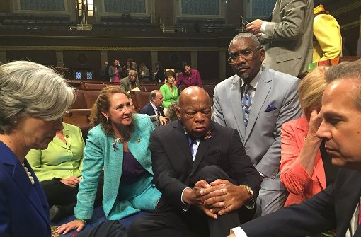 Ungewöhnlicher Protest im US-Parlament: Abgeordnete der Demokraten sitzen im Repräsentantenhaus auf dem Fußboden. Foto: AFP/Rep. Elizabeth Esty