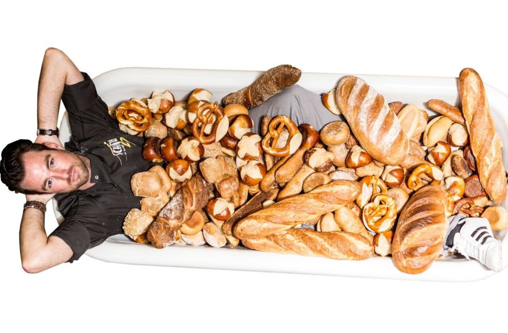 „Ein gutes Brot zu backen braucht sehr viel Zeit“, sagt der Bäcker Jörg Schmid. „ Ich muss den Teig lange ruhen lassen, damit sich die Aromen entwickeln können.“ Foto: Schneider Fotos Gomaringen