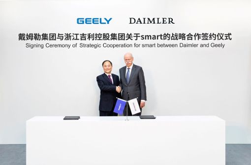 Sind sich einig über die Gründung eines Gemeinschaftsunternehmens: Geely-Eigentümer Li Shufu und Daimler-Chef Dieter Zetsche. Foto: Daimler