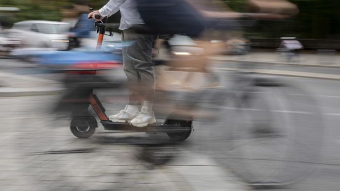 Betrunkener E-Scooter-Fahrer kracht gegen Auto – schwer verletzt