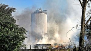 Tank explodiert: 50 Meter hoher Feuerpilz