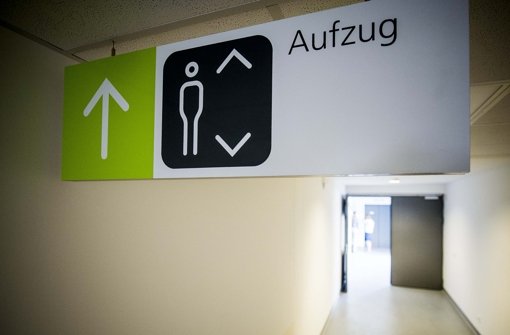 Normale Krankenbetten passen in den Aufzug des Klinikums Stuttgart. Für Intensivpatienten aber ist er zu eng. Foto: Lichtgut/Max Kovalenko