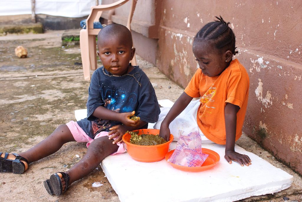 Waisenkinder in Afrika: Leider sind es nicht immer nur wohlmeinende Adoptiveltern, die ihnen ein Zuhause geben wollen. Der Menschenhandel ist ein großes Problem in Kenia.