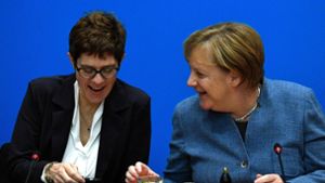 Kanzlerin Angela Merkel mit CDU-Generalsekretärin Foto: AFP