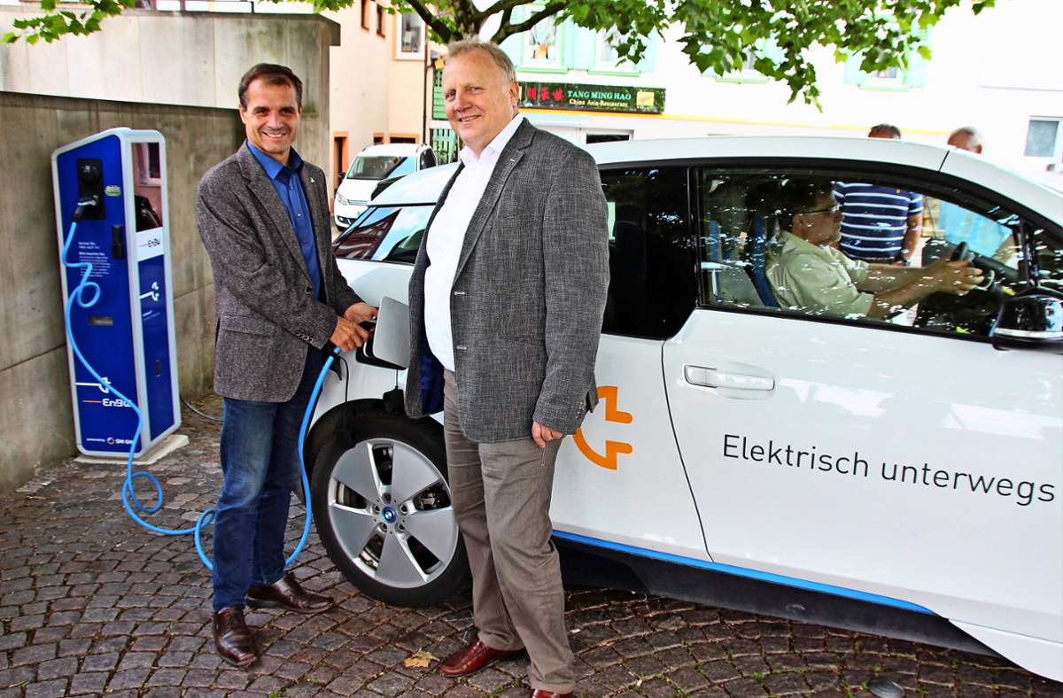 Die  Elektromobilität hat auch in Plochingen Einzug gehalten. Das Foto aus dem Jahr 2018 zeigt  Bürgermeister Frank Buß (links)  und Harald Zimmermann von der EnBW an einer der ersten Ladesäulen in der Stadt. Archivfoto: Katja Eisenhardt Foto:  