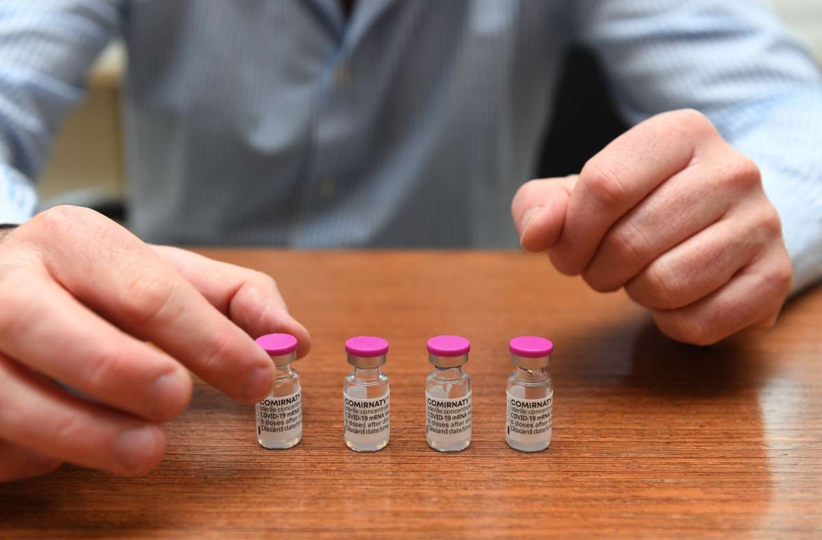 Ein Münchner Arzt zeigt   in seiner Praxis Ampullen, die den  Impfstoff Comirnaty von Biontech/Pfizer gegen das Coronavirus enthalten. Foto: dpa/Felix Hörhager