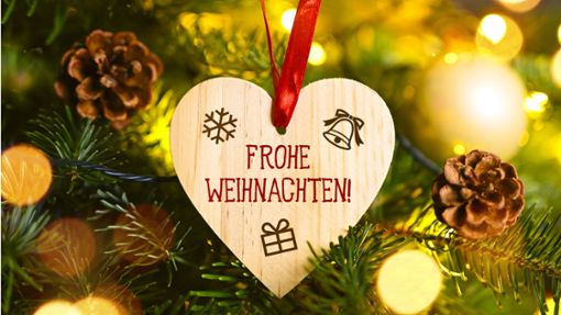 Nicht wegzudenken: Ein geschmückter Weihnachtsbaum  an den Feiertagen. Foto: IMAGO/Christian Ohde/IMAGO/Christian Ohde
