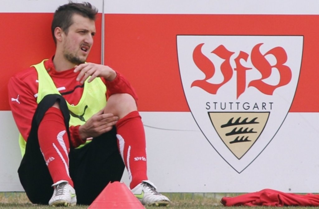 BAU // Stuttgart , Fussball Training VFB Stuttgart   Tdravko Kuzmanovic sitzt auf dem Boden neben einem VFB Wappen