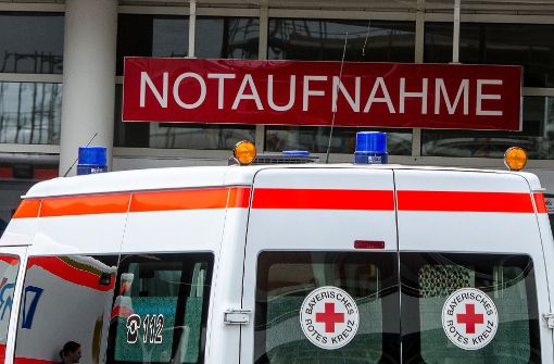 In Freiburg ist am Mittwoch ein 34-Jähriger im Auto mit einem Messer von einem Mann angegriffen und schwer verletzt worden. (Symbolbild) Foto: dpa