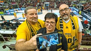 Klaus Klamert (links), Harald Sigle und dessen Frau Sylvia sind seit Jahrzehnten Basketballfans. Bei Spielen an Nachmittagen sind auch mal die Enkel mit dabei, wie sie stolz auf dem Smartphone zeigen. Foto: factum/Weise