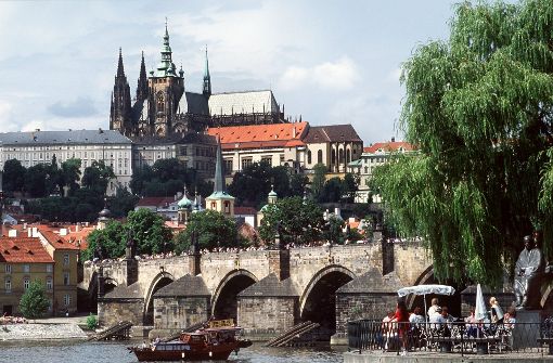 In Prag ist eine Fußgängerbrücke in die Moldau gestürzt (Archivfoto). Foto: dpa