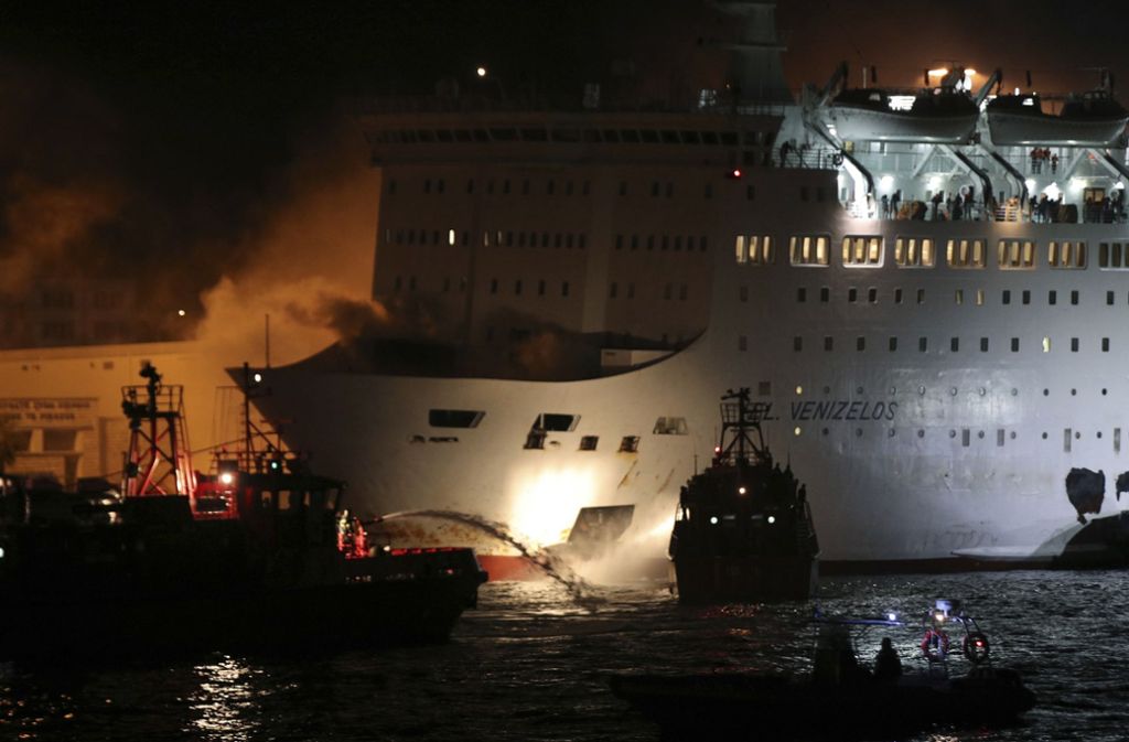 Das Foto zeigt Rauch, der aus dem Schiffsinneren dringt.