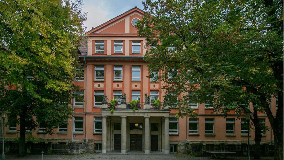 Polizei vor Esslinger  Innenstadt-Schule: Drohung eines Schülers löst Großeinsatz aus