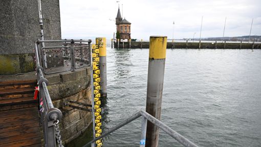 Am Konstanzer Hafen, unterhalb der Hafenschönheit Imperia, wird der Pegel gemessen. Foto: dpa/Felix Kästle