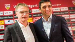 Michael Reschke (links) und sein neuer Mann: der VfB-Coach Tayfun Korkut. Der schaffte zum Auftakt seines Schaffens immerhin ein 1:1 in Wolfsburg. Foto: dpa