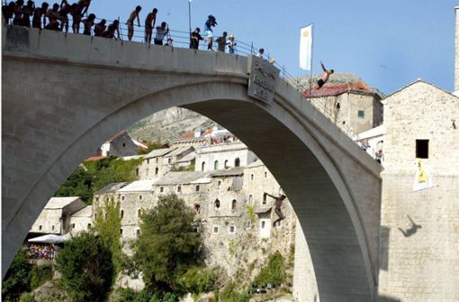 Sie ist ein berühmtes Wahrzeichen in Bosnien und Herzegowina – und ein Symbol für den Wiederaufbau: die Alte Brücke in Mostar. Doch auch wenn viele Touristen aus der EU is zu einem EU-Betritt des Landes ist es ein weiter Weg. Foto: dpa