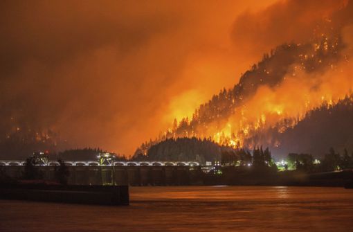 Die vom TV-Sender KATU-TV zur Verfügung gestellte Aufnahme zeigt den Flächenbrand in der Schlucht Eagle Creek Canyon im Bundesstaat Oregon. Foto: dpa