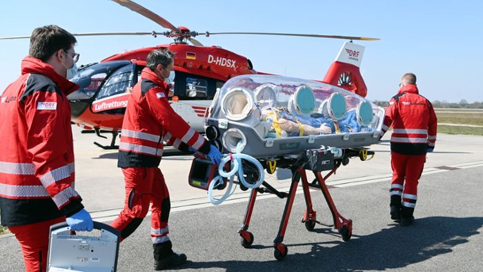Hubschrauber  mit Isoliertrage für Corona-Patienten ausgerüstet