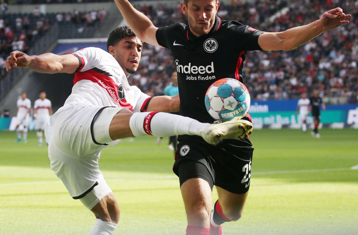 Omar Marmoush  und  Christopher Lenz (Eintracht Frankfurt) am Ball. Foto: Pressefoto Rudel/Herbert Rudel