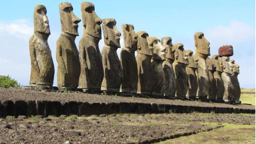 Aufgereiht wie eine Fußballmannschaft stehen die Steinfiguren da. Die Moai sind das touristische Aushängeschild der Osterinsel. Foto: dpa/Bernd Kubisch