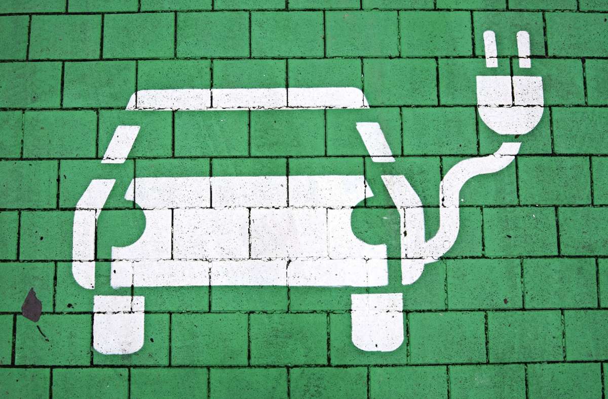 Wie sie wohl aussehen werden? Die Parkplätze für E-Autos bekommen einheitliche Markierungen. Foto: dpa/Julian Stratenschulte