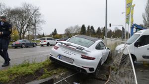 Zu einem Unfall mit einem hohem Schaden an einem Porsche 911 ist es am Samstag in Stuttgart-Zuffenhausen gekommen. Foto: Andreas Rosar Fotoagentur-Stuttgart