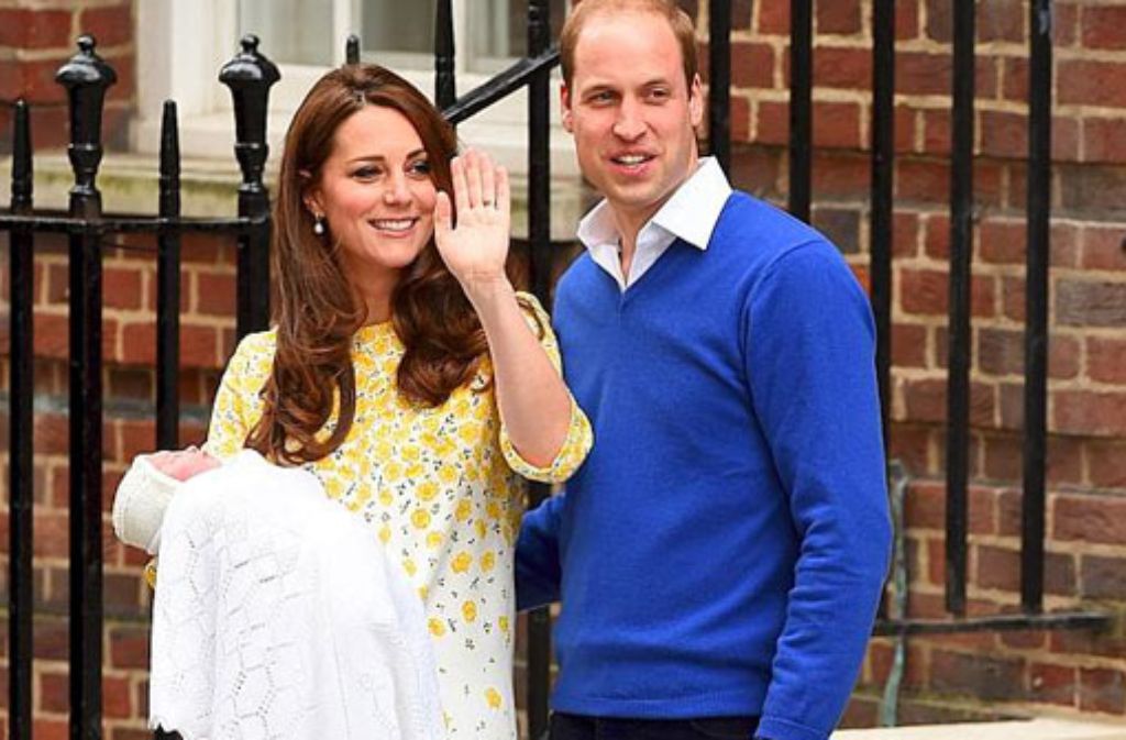 Ein erster Blick auf das neugeborene Royal Baby: Herzogin Kate hat mit ihrer Tochter noch am Tag der Geburt die Klinik verlassen und ist mit Prinz William in ihre Stadtwohnung gefahren.