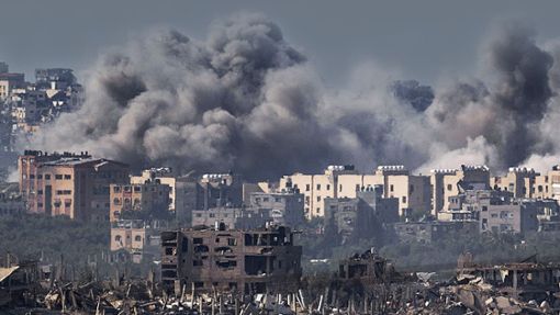 Rauchwolken zeigen die Stellen an, an denen Bomben bei einem israelischen Luftangriff im Gazastreifen eingeschlagen sind. Foto: dpa/Leo Correa