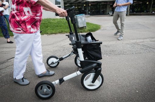 Diebe halten sie offenbar für leichte Opfer: Ältere Menschen mit Rollator Foto: Lichtgut/Achim Zweygarth