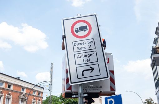 Fahrverbote für ältere Diesel-Fahrzeuge werden in Hamburg bereits vorbereitet. Foto: dpa