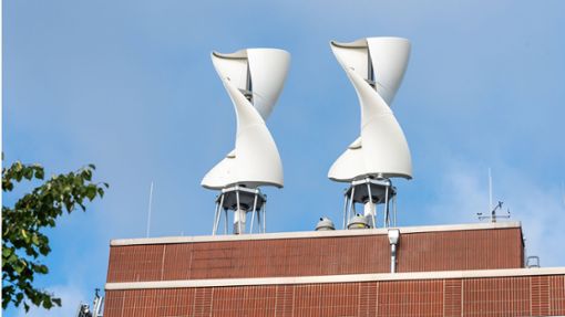 Auf der Fachhochschule Kiel drehen sich seit Mai 2023 zwei Kleinwindkraftanlagen. Sie haben einen Durchmesser von 2,20 Metern und sind vier Meter hoch. Jede  erreicht eine Nennleistung von drei Kilowatt. Foto: Imago/penofoto/Petra Nowack