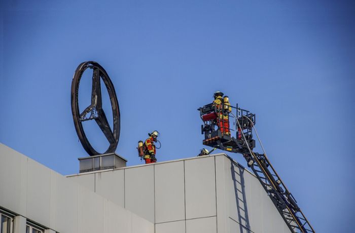 Leonberg: Mercedes-Stern geht in Flammen auf
