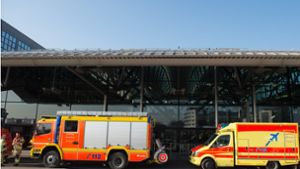 Einsatzfahrzeuge der Feuerwehr am 13.02.2017 vor einem Terminal am Flughafen in Hamburg. Einen Tag nach dem Gasalarm am Hamburger Flughafen sind erneut Probleme aufgetreten. Foto: dpa