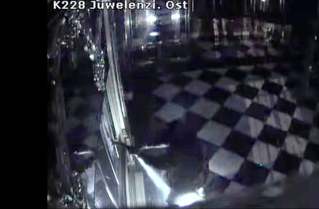 Dieser Screenshot aus einem von der Polizei Sachsen veröffentlichten Überwachungsvideo zeigt den Einbruch im Grünen Gewölbe vom Montagmorgen (25. November).
