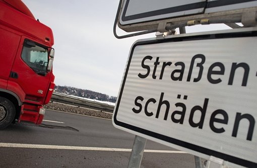 Auch Bundesverkehrsminister Alexander Dobrindt hat den Vorschlag des SPD-Politikers Torsten Albig, eine Straßenreparaturabgabe für Autofahrer einzuführen, kritisiert. Foto: dpa