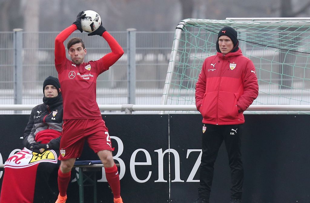 Hannes Wolf beobachtet, wie der VfB Stuttgart um Emiliano Insua (mit Ball) gegen den FC Luzern mit 3:0 gewinnt.