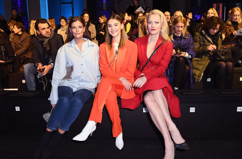 Models unter sich: die beiden ehemaligen Gewinnerinnen der Sendung „Germany’s next Topmodel“ Vanessa Fuchs (links, Siegerin 2015) und Stefanie Giesinger (Mitte, Siegerin 2014) neben Franziska Knuppe.