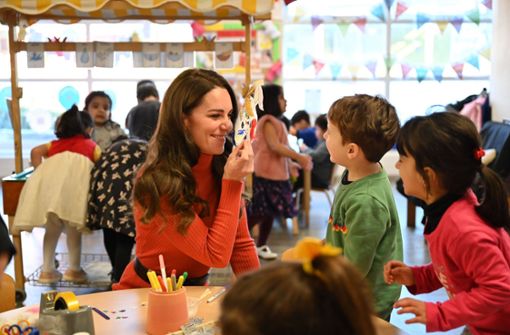 Spaß mit einer echten Prinzessin: Kate unterhält eine ganze Bande von Kindergartenkindern. Foto: IMAGO/i Images/ i-Images