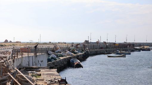 Blick auf einen beschädigten Hafen in Gaza-Stadt. Der Hafen von Gaza-Stadt ist kaputt und zu flach für große Schiffe. Doch die USA und andere wollen nun für eine begrenzte Zeit einen neuen Hafen einrichten. Foto: Mohammed Ali/Xinhua/dpa