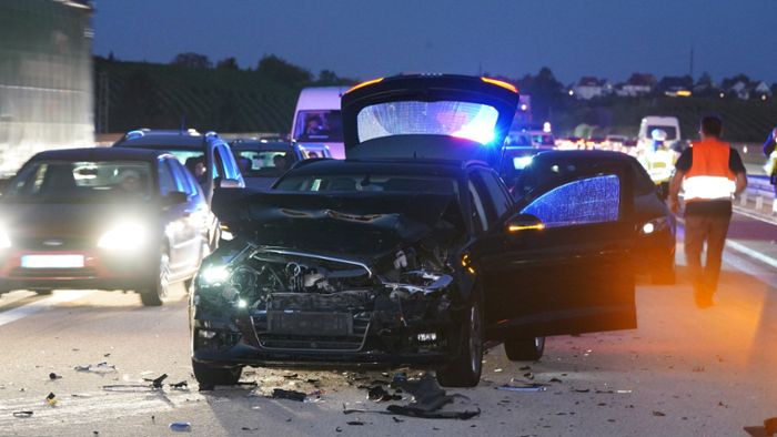 Unfall mit mindestens fünf Fahrzeugen