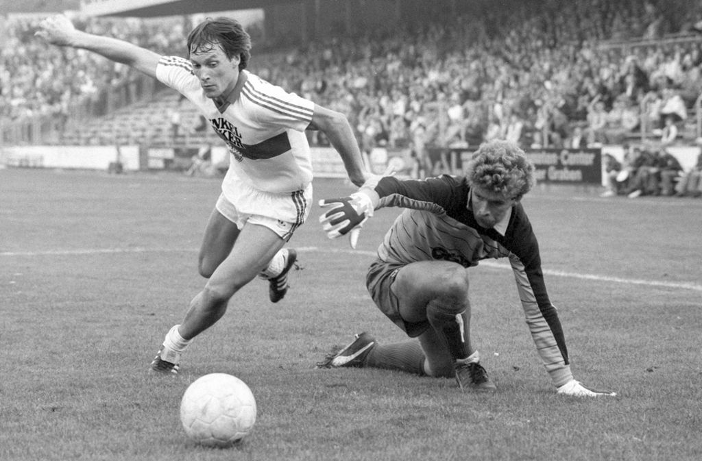 Asgeir Sigurvinsson und der VfB Stuttgart waren 1982 zu Gast beim VfL Osnabrück.