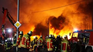 Brand mit Explosionen – mehrere Feuerwehrleute verletzt