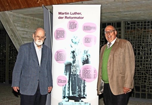 Pfarrer Hans-Peter Ziehmann (r.) und Prälat i. R. Paul Dieterich präsentieren die Ausstellung in der Steckfeldkirche. Foto: Gerlinde Ehehalt