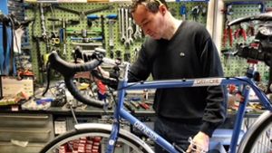 Armin Feldmer bei der Wartung eines Rades in seiner Werkstatt am Marienplatz. Foto:  