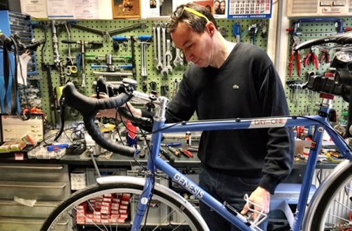 Armin Feldmer bei der Wartung eines Rades in seiner Werkstatt am Marienplatz. Foto:  