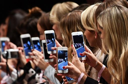 Gezückte Smartphones gehören bei Modeschauen inzwischen zum Standard. Bloggerinnen, Journalistinnen und andere Influencer berichten unmittelbar vom Laufsteg. Foto: dpa