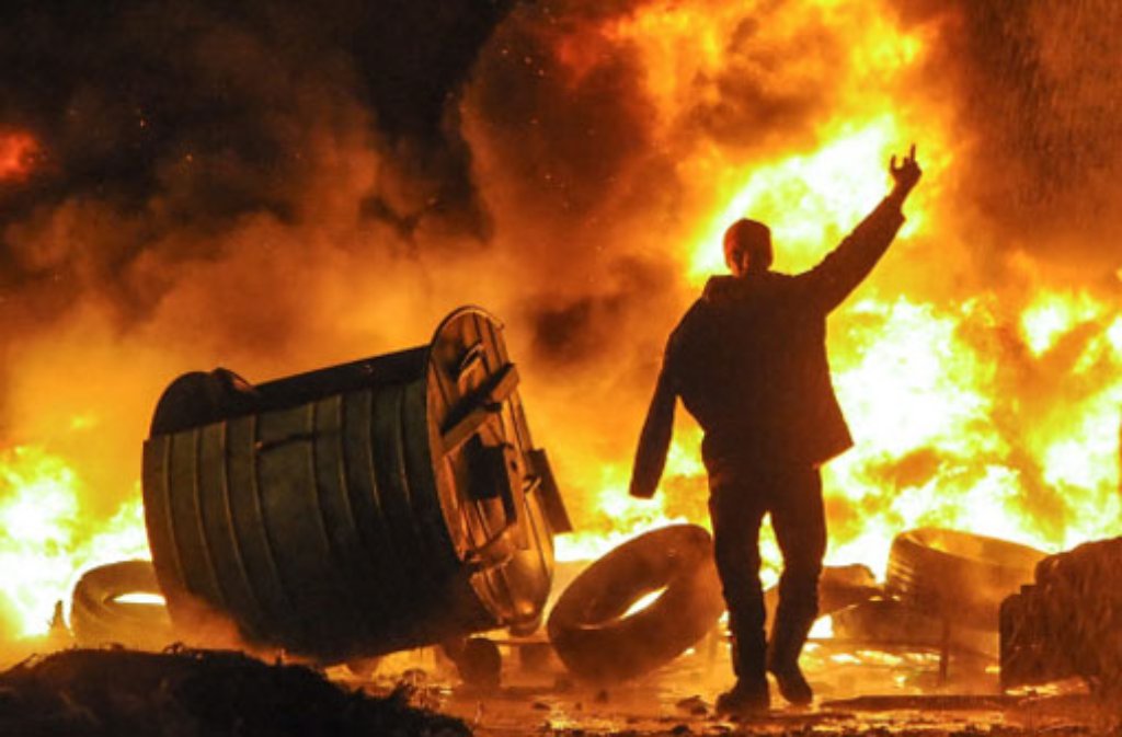 In Kiew brennen Autoreifen.