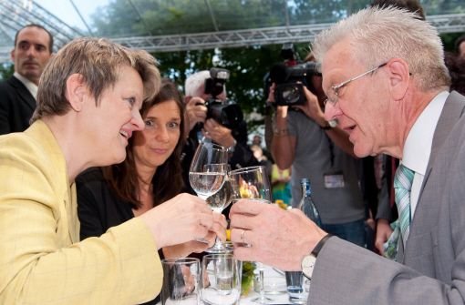 Zum Wohlsein: Grünenfraktionschefin Renate Künast stößt mit Ministerpräsident Winfried Kretschmann an. Foto: dpa