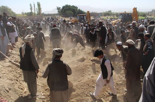 Die Zahl der Todesopfer nach einem Angriff auf eine Schiitenmoschee in Afghanistan steigt an – Angehörige beerdigen ihre getöteten Familienmitglieder. Foto: AFP