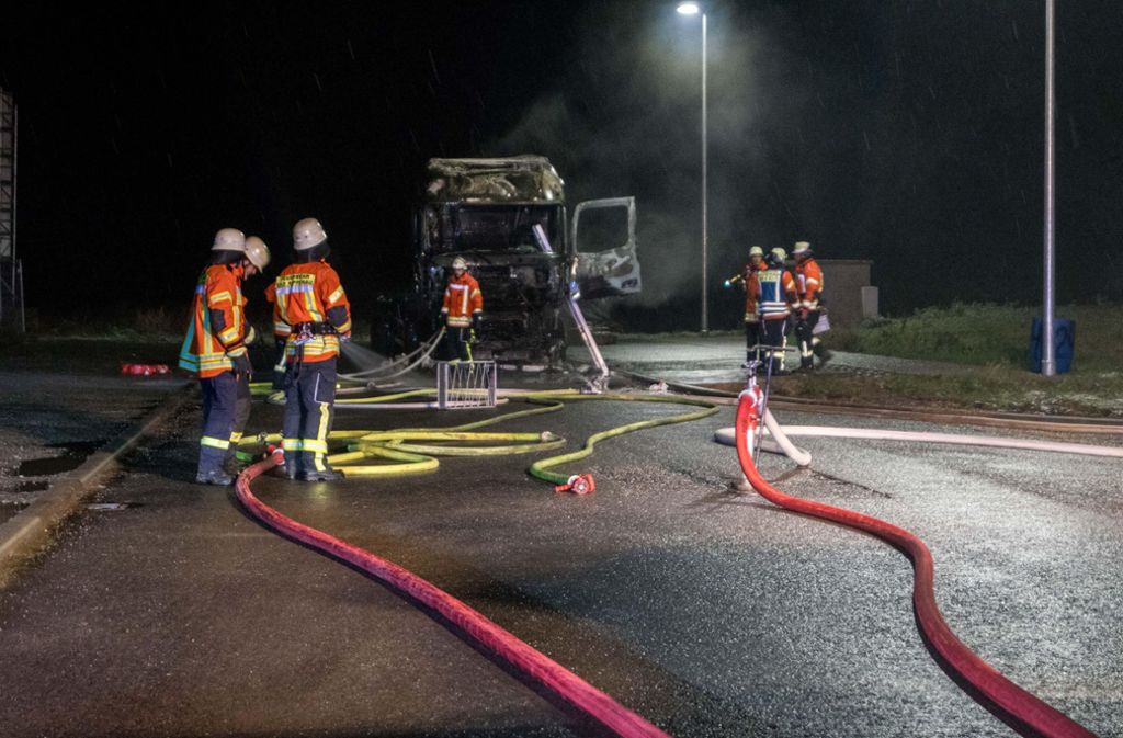 Als die Feuerwehr eintraf, stand das Fahrzeug schon in Flammen.